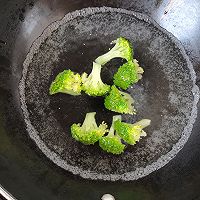 西兰花蒸糕的做法图解1
