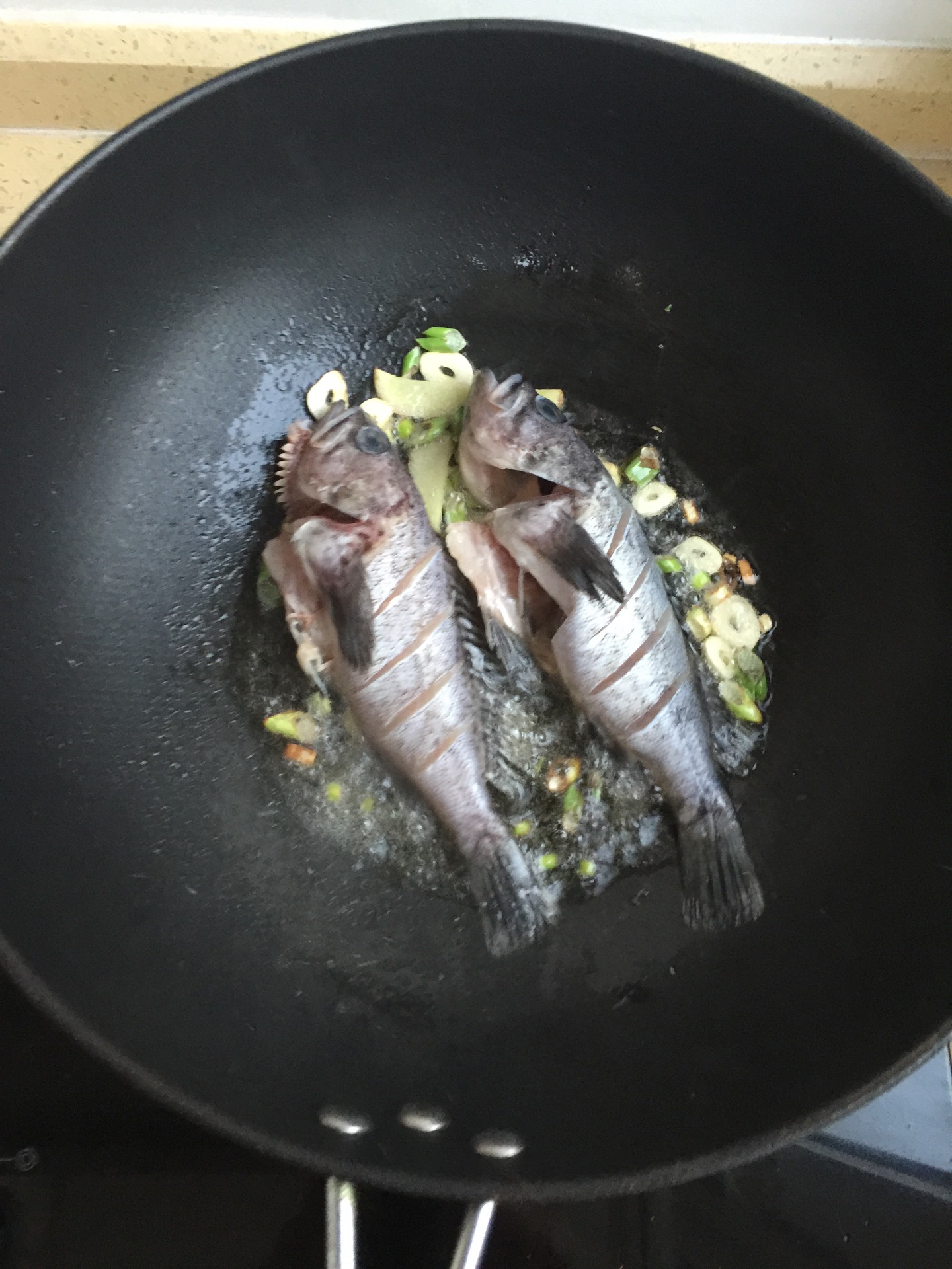 没想到干烧黑鱼这样做真好吃，不过油没腥味，简单易做颜值高 - 哔哩哔哩