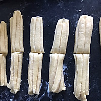 #换着花样吃早餐#不加苏打粉的奶香健康小油条的做法图解8