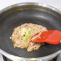 丰富餐桌味：韩国泡菜金枪鱼炒饭的做法图解6