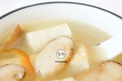 松茸豆腐汤｜牛佤松茸食谱