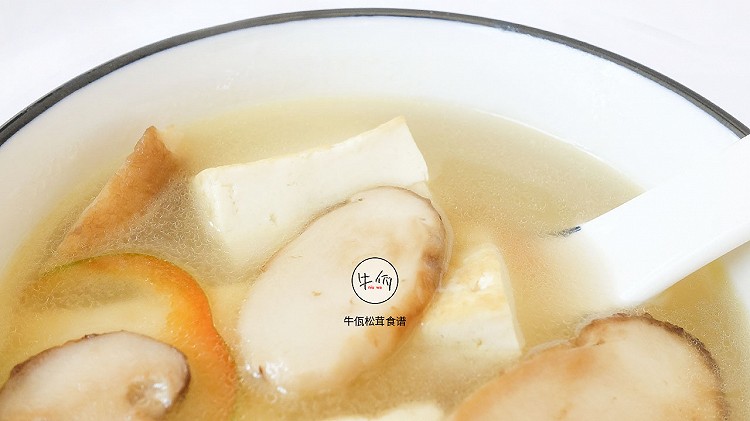 松茸豆腐汤｜牛佤松茸食谱的做法