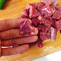 彩椒牛肉粒的做法图解2
