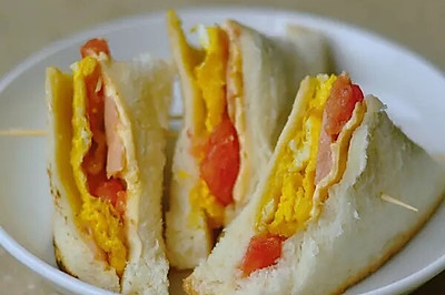 鸡蛋火腿番茄三明治