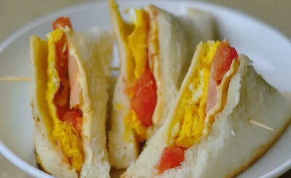 鸡蛋火腿番茄三明治的做法