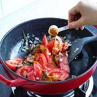 香辣番茄炖香肠的做法图解4