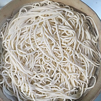 香飘四溢的铁锅焖面的做法图解3
