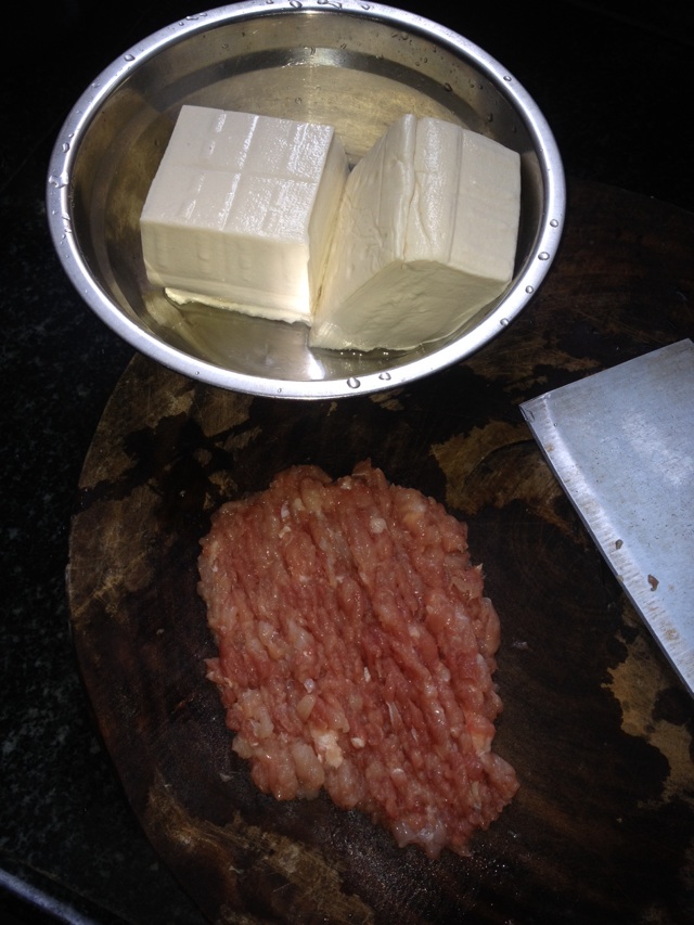 超级简单的豆腐蒸肉的做法图解1