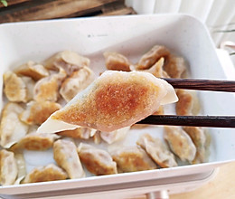 #味达美名厨福气汁，新春添口福#好吃的猪肉煎饺的做法
