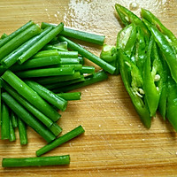 青椒炒平菇的做法图解2
