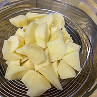五花肉炖芸豆土豆的做法图解2
