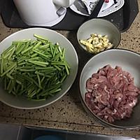 家常菜之【蒜苔炒肉】的做法图解1