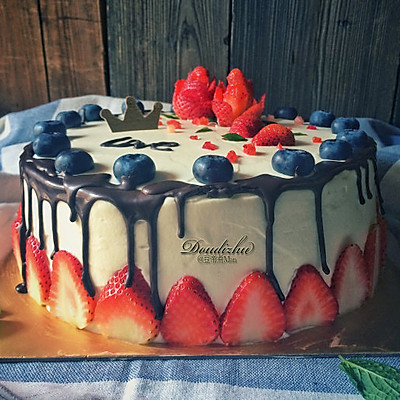 草莓奶油淋边蛋糕