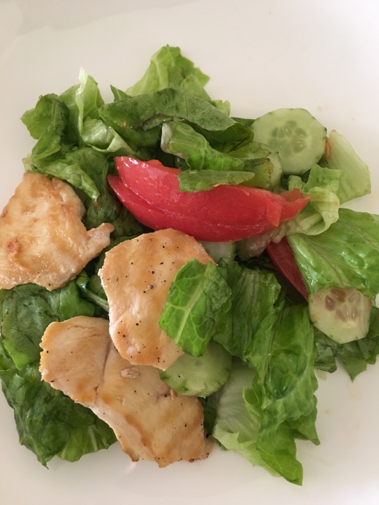 鸡胸肉蔬菜色拉