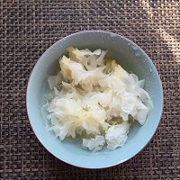 冰糖银耳窝雪梨的做法图解3