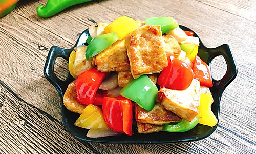 快手家常菜 蚝油彩椒煎豆腐 营养丰富的健康素菜的做法
