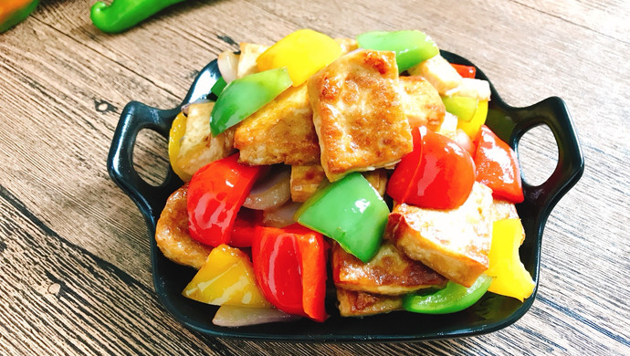 快手家常菜 蚝油彩椒煎豆腐 营养丰富的健康素菜