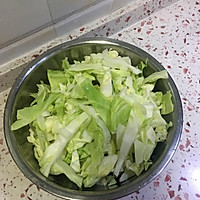 腊肠炒洋葱洋白菜的做法图解2