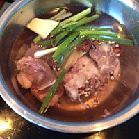 酸菜炖大骨头的做法图解2