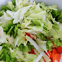 夏日清爽小菜——凉拌爽口卷心菜的做法图解1
