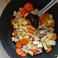 家常土豆香菇炖鸡翅根的做法图解4