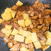 超简单美味的五花肉炖土豆的做法图解7