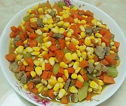 妈妈私房菜——胡萝卜玉米炒肉丁的做法