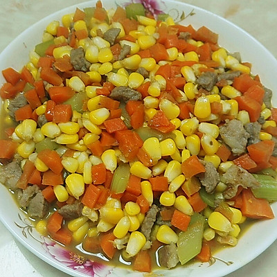 妈妈私房菜——胡萝卜玉米炒肉丁