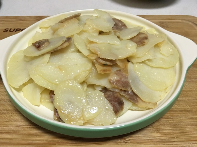 土豆片炒腊肠的做法图解1