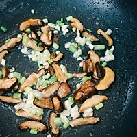 香菇肉丁捞面的做法图解4