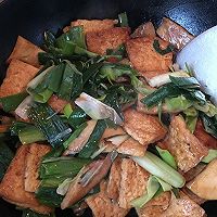 豆腐鸡腿菇炒大蒜苗的做法图解10