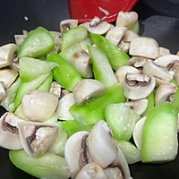 夏日清凉可口必备菜——丝瓜口蘑的做法图解4