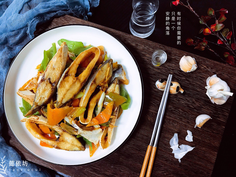 青椒炒咸金鲳鱼干的做法