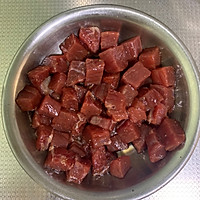 黑胡椒彩椒牛肉粒的做法图解1