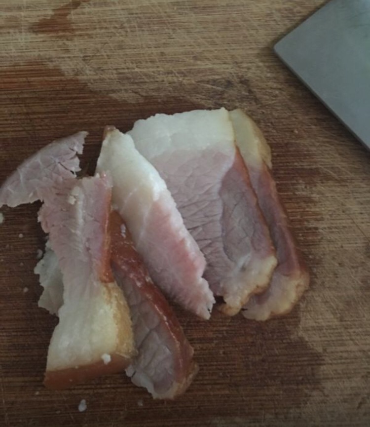 蒜苗炒腊肉的做法图解1