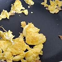 #换着花样吃早餐#鸡蛋系列之香喷喷的蒜薹虾米炒蛋的做法图解3