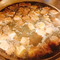 家常菜-金针菇番茄炖牛腩的做法图解2