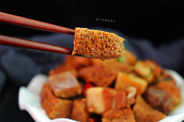 五花肉炖冻豆腐