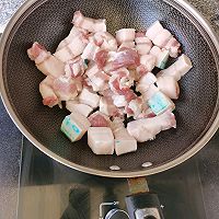 红烧肉炖土豆的做法图解1