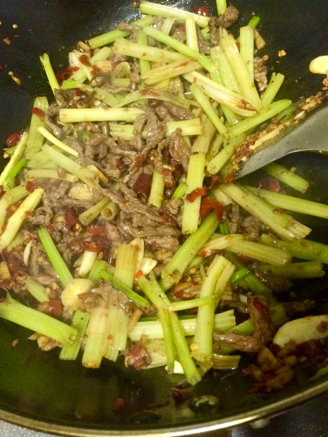 芹菜牛肉的做法图解9