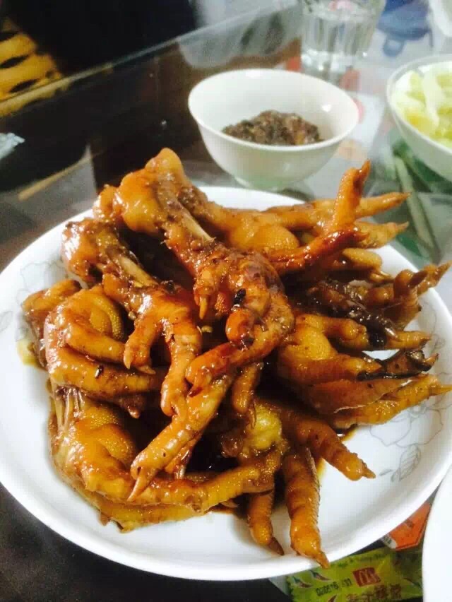 卤味红烧鸡脚的做法图解1