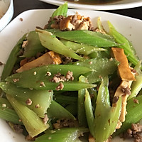 芹菜肉沫炒熏肝的做法图解5