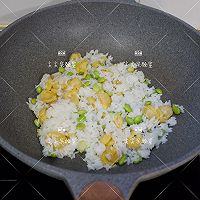 玉米肠毛豆炒饭的做法图解7
