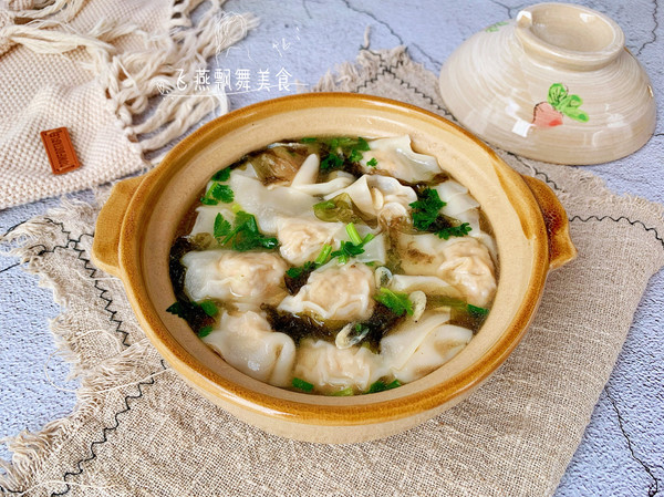 香菇鸡肉馄饨,汤鲜肉嫩超好吃,我们家大人小孩都喜欢吃,做法非常简单