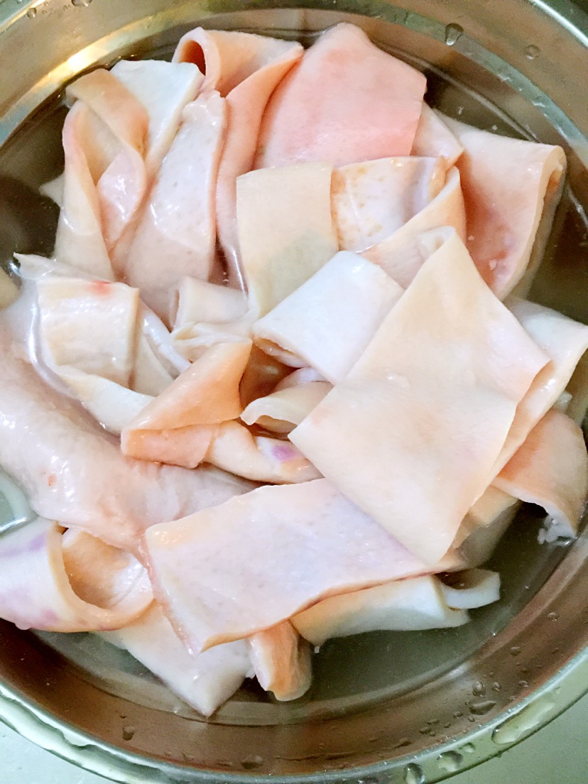 肉皮冻的做法图解1