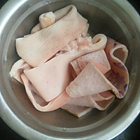 养颜小吃——猪皮冻的做法图解1