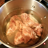 黃花菜木耳煲猪骨汤的做法图解2