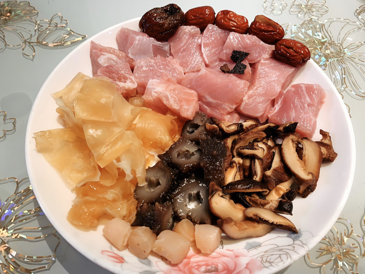 鲜味十足海参花胶瘦肉汤的做法
