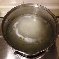 营养又美味的皮蛋瘦肉粥的做法图解2