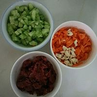 红萝卜黄瓜肉沫的做法图解1